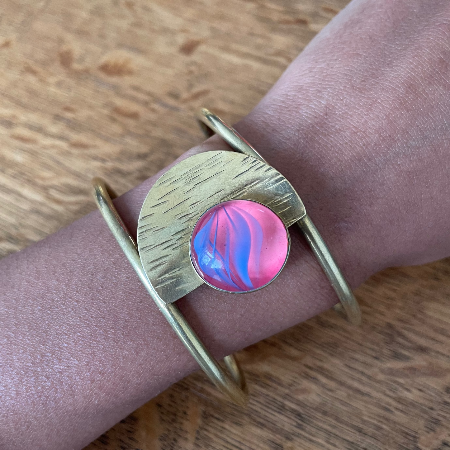 Armband met roze en blauwe steen