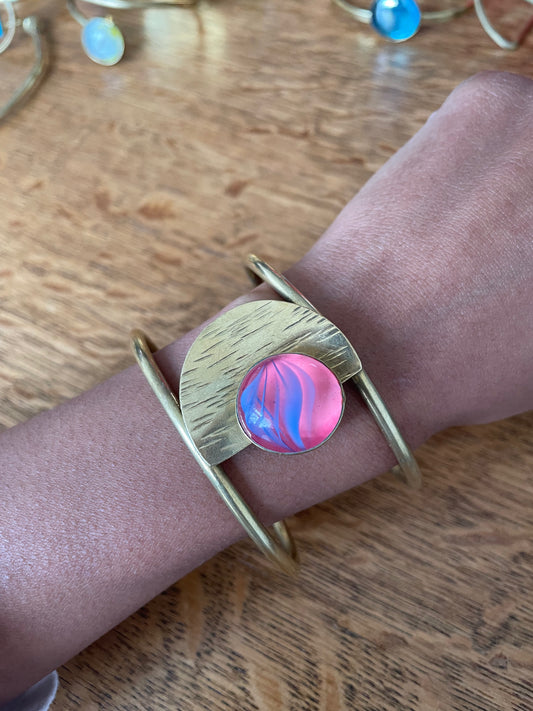 armband met roze en blauwe steen