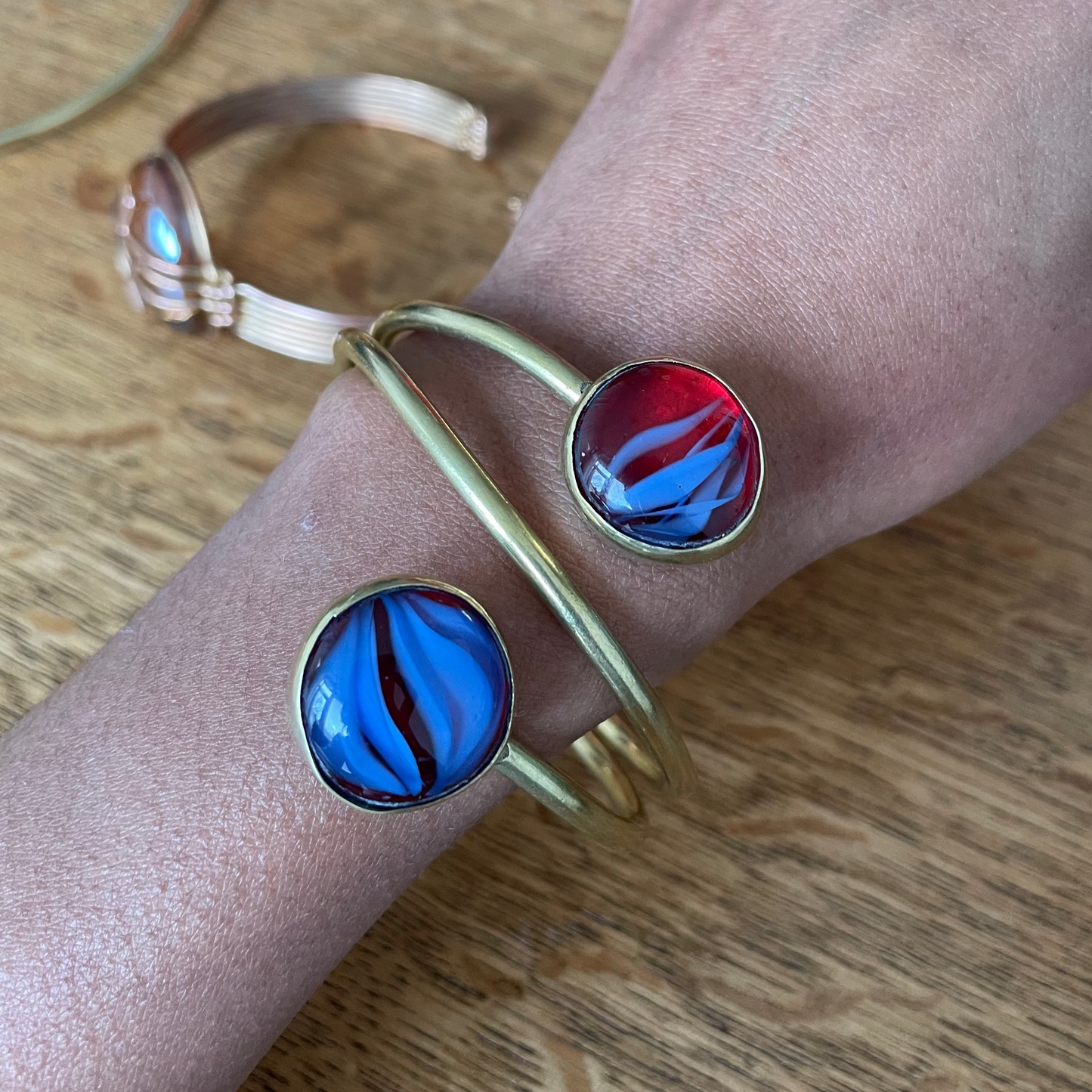 Armband met blauwe en rode steen