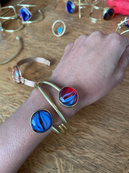 armband met blauwe en rode steen