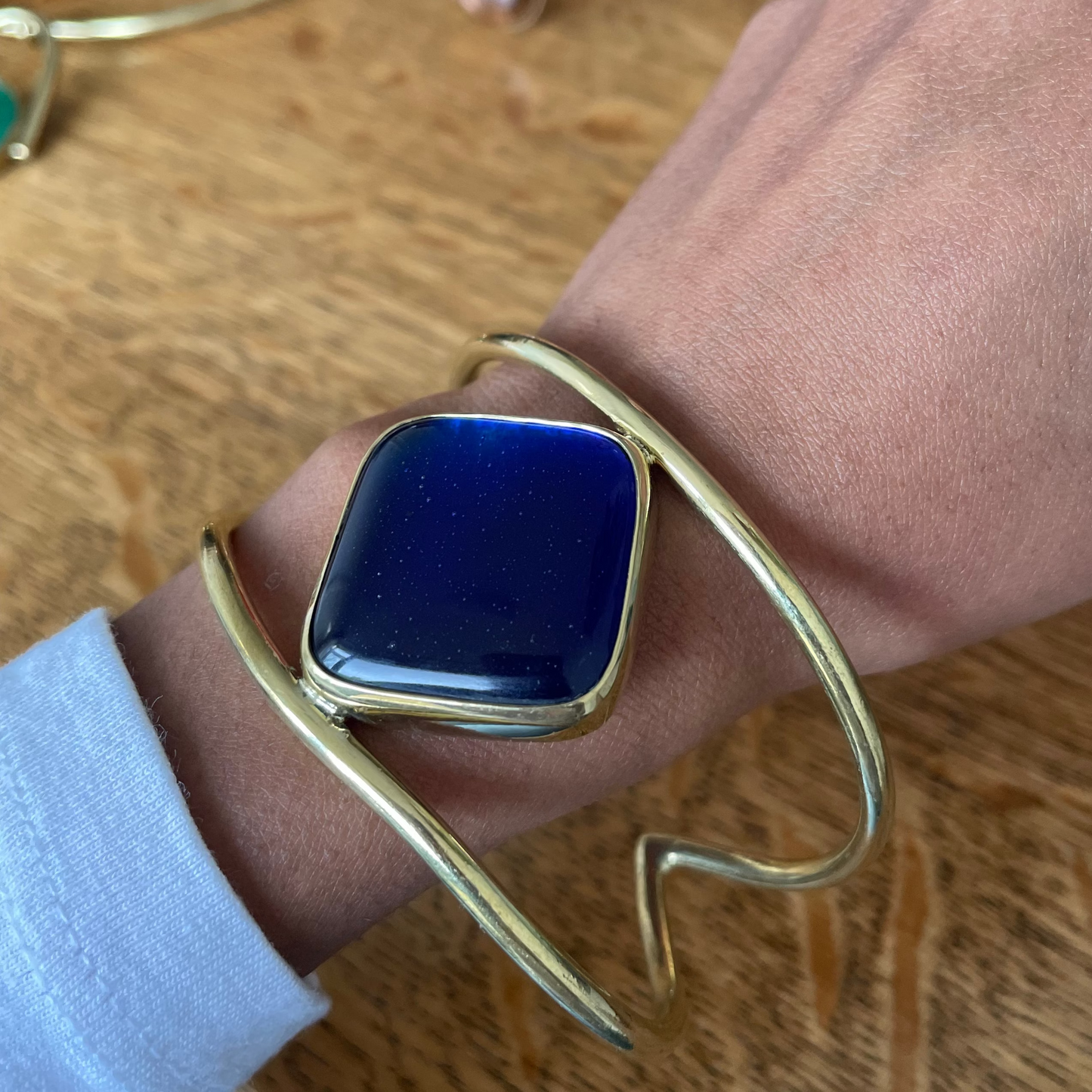Armband met blauwe steen