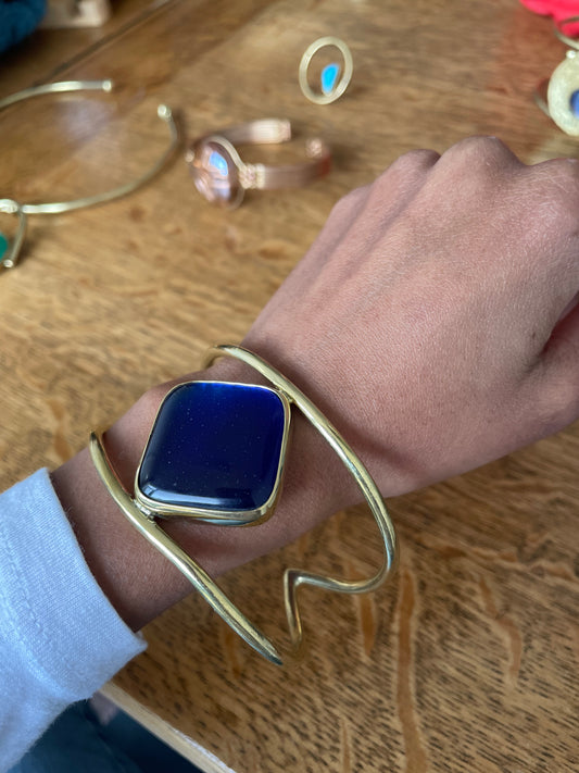Grote armband met blauwe steen