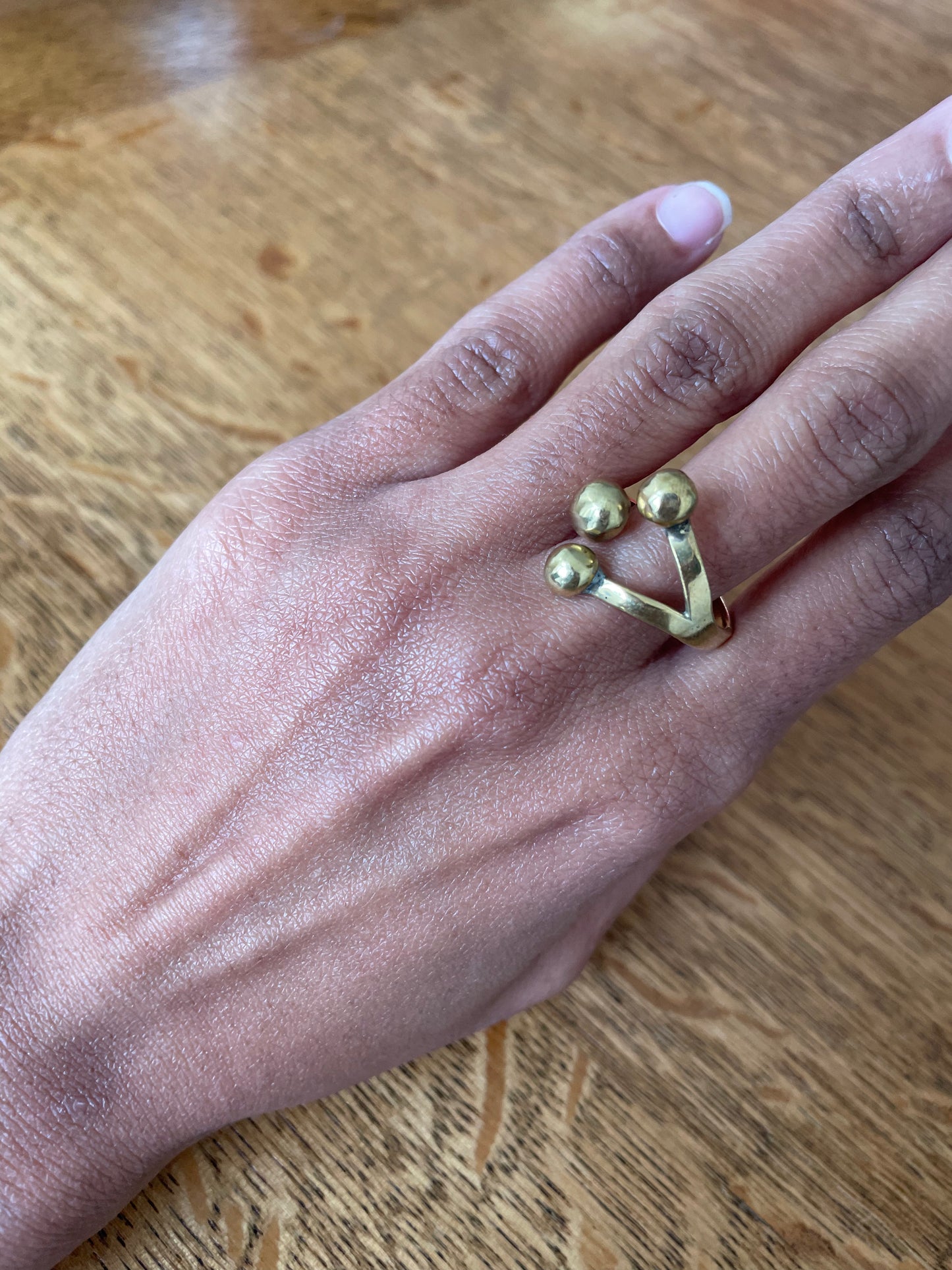 ring met drie stippen