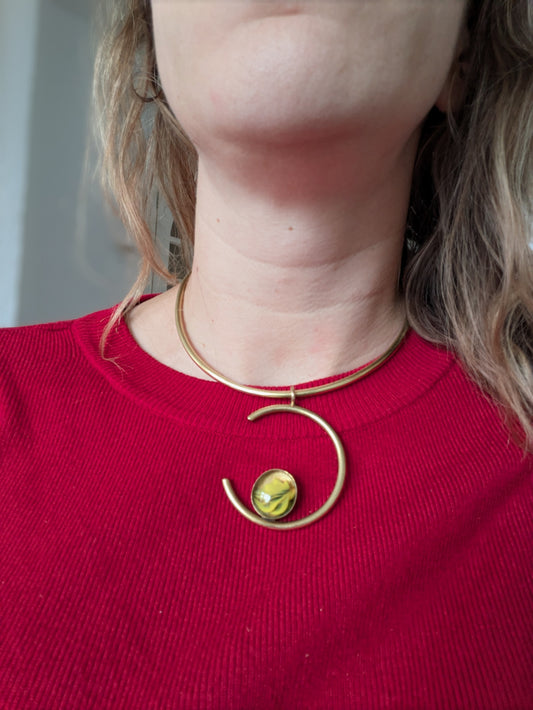 halsketting met de letter C en geel