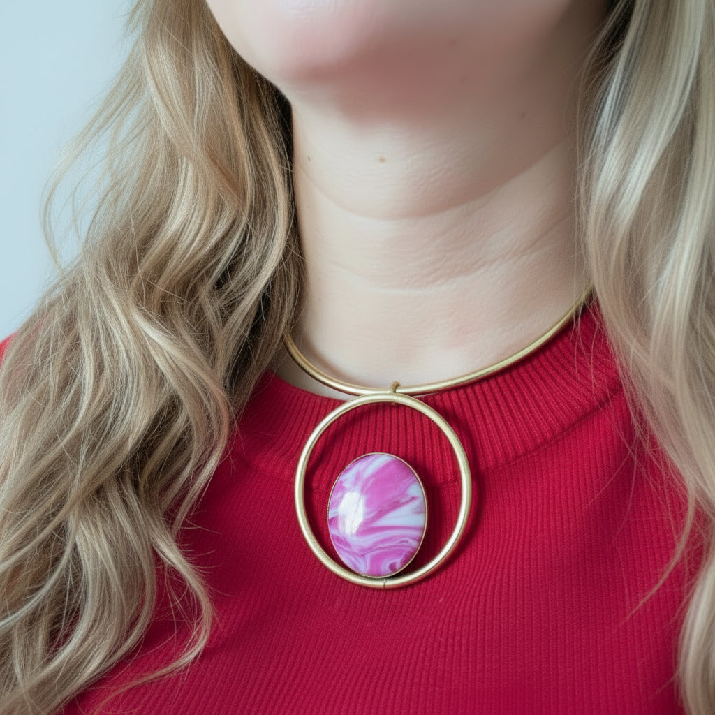 Halsketting met roze steen